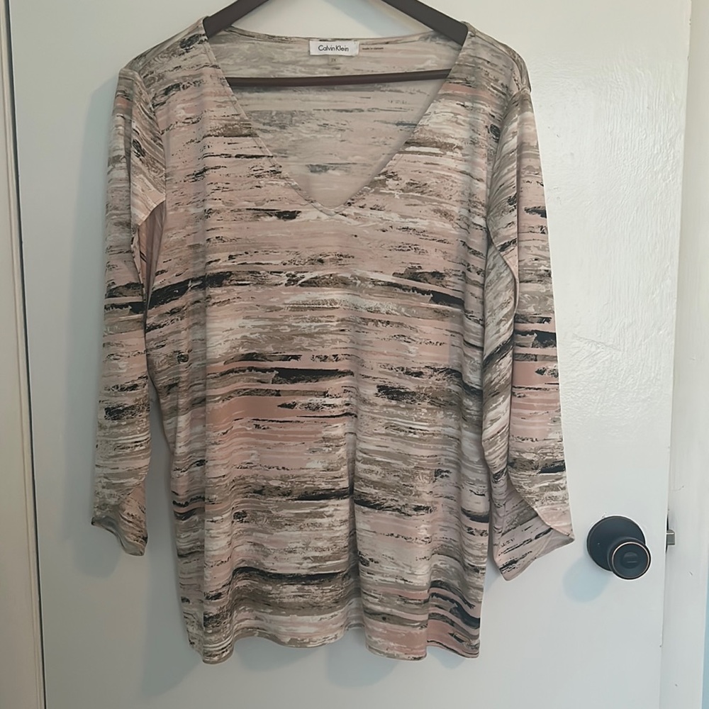 Calvin Klein Women's 2X Plus Pink and Tan V Neck Top with Fltutter 3/4 Sleeve